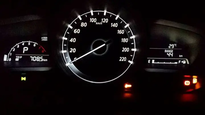 Xe Ô Tô Bị Hết Xăng: Xử Lý Ngay Đúng Cách Để An Toàn
