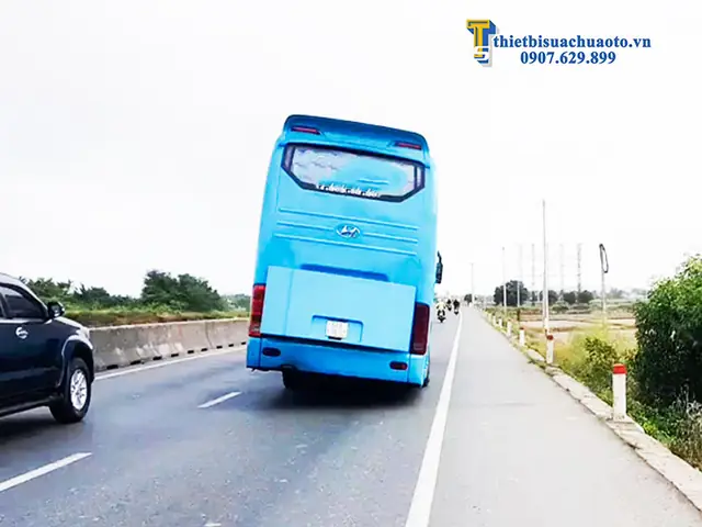 Xe Ô Tô Bị Nghiêng Khi Vào Cua: Nguyên Nhân & Cách Khắc Phục Chi Tiết