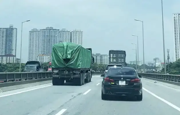 Xe Ô Tô Chạy Nhanh: Hướng Dẫn An Toàn Và Xử Lý Tình Huống Xe Ô Tô Chạy Nhanh: Hướng Dẫn An Toàn Và Xử Lý Tình Huống