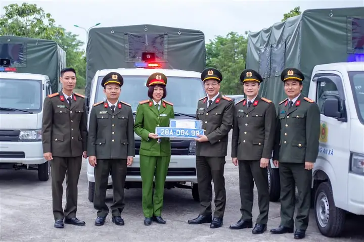 Công An Xe Ô Tô: Bàn Giao Xe Cho Các Đơn Vị Công An