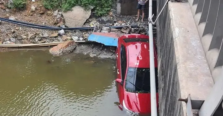 Hướng Dẫn Xử Lý Khẩn Cấp Khi Ô Tô Lao Xuống Sông: Bảo Vệ Người & Xe Từ Chuyên Gia Hướng Dẫn Xử Lý Khẩn Cấp Khi Ô Tô Lao Xuống Sông: Bảo Vệ Người & Xe Từ Chuyên Gia