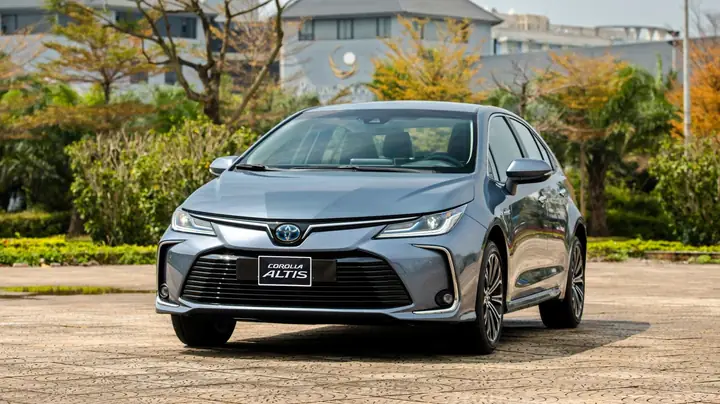 Giá Toyota Altis