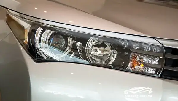 Giá Xe Toyota Corolla Altis 2015