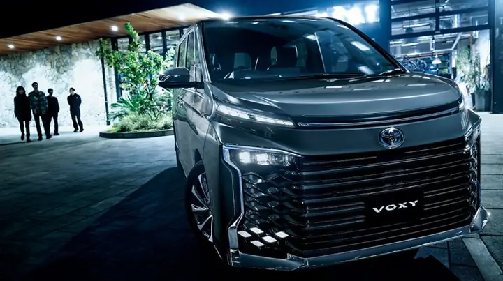 Import Toyota Voxy