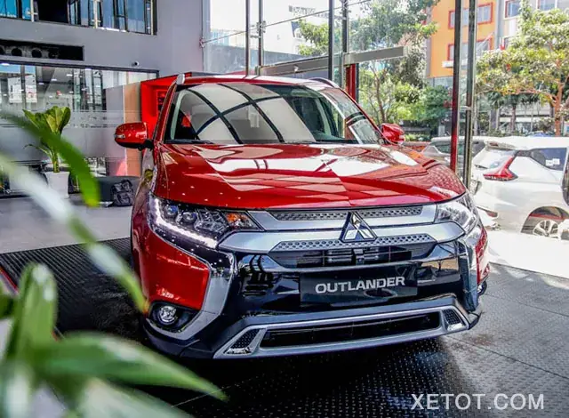 Mitsubishi Outlander Và Toyota Innova Mitsubishi Outlander Và Toyota Innova