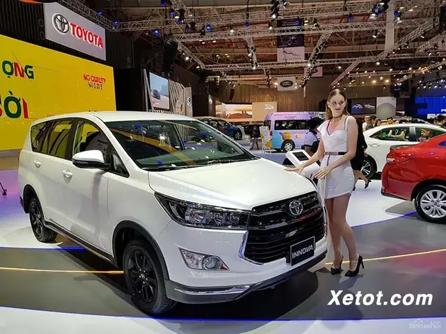 Mitsubishi Outlander Và Toyota Innova Mitsubishi Outlander Và Toyota Innova