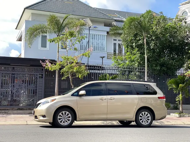 Mua Toyota Sienna Le Moi