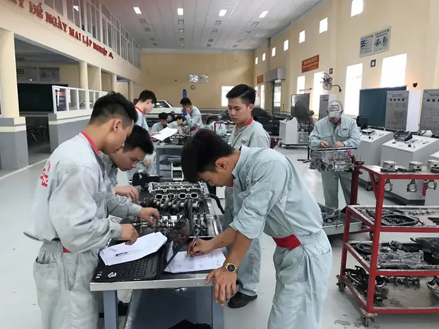 Nhân Viên Kỹ Thuật Toyota