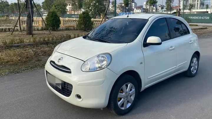 Nissan Micra O Toyota Yaris Nissan Micra O Toyota Yaris