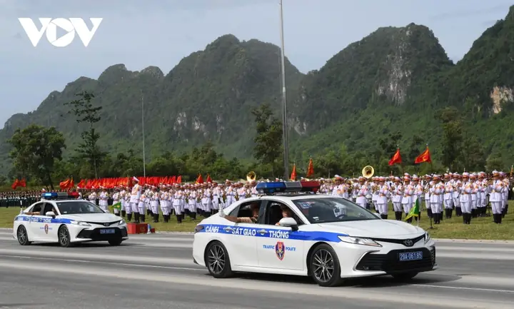 Toyota Camry Hybrid Vietnam Police