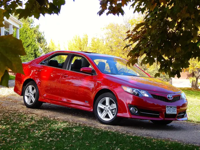 Toyota Camry Se Hybrid Red