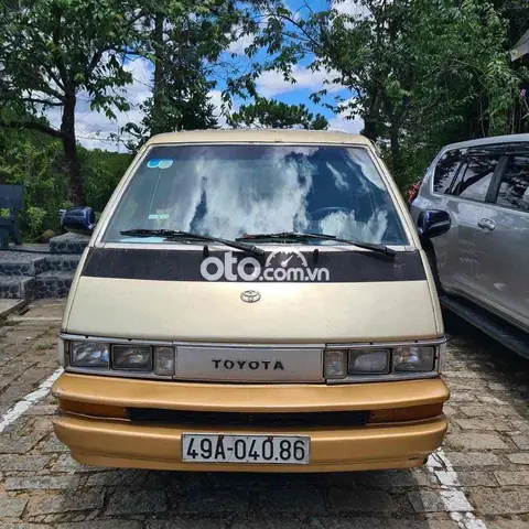 Toyota Van 7 Chỗ Toyota Van 7 Chỗ