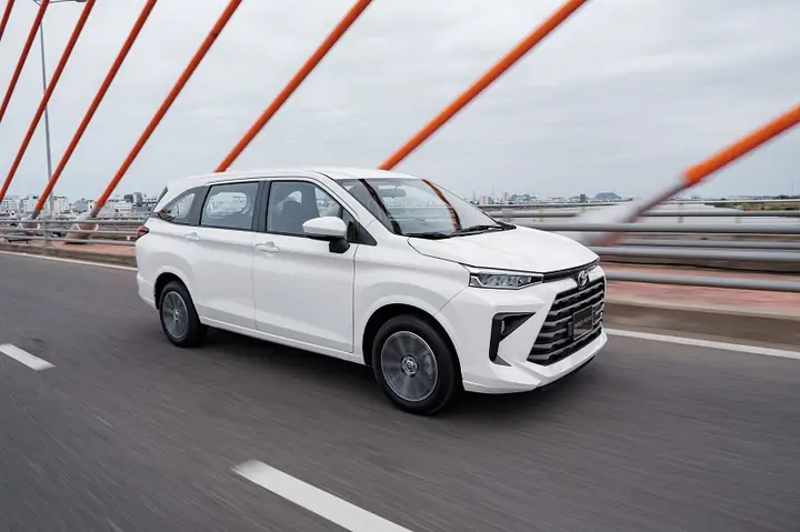 Xe Oto Toyota Avanza