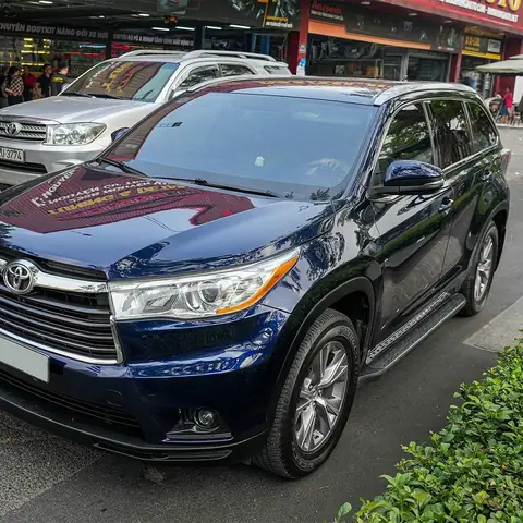 Behind Toyota Car Hilander 2015 Blue Behind Toyota Car Hilander 2015 Blue