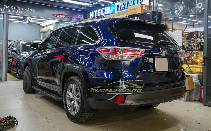 Behind Toyota Car Hilander 2015 Blue Behind Toyota Car Hilander 2015 Blue