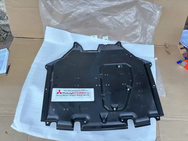 Bửng Chắn Bùn Toyota Bị Rơi Ra