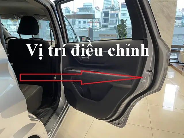 Cách Sử Dụng Chốt Khóa Trẻ Em Trên Xe Toyota