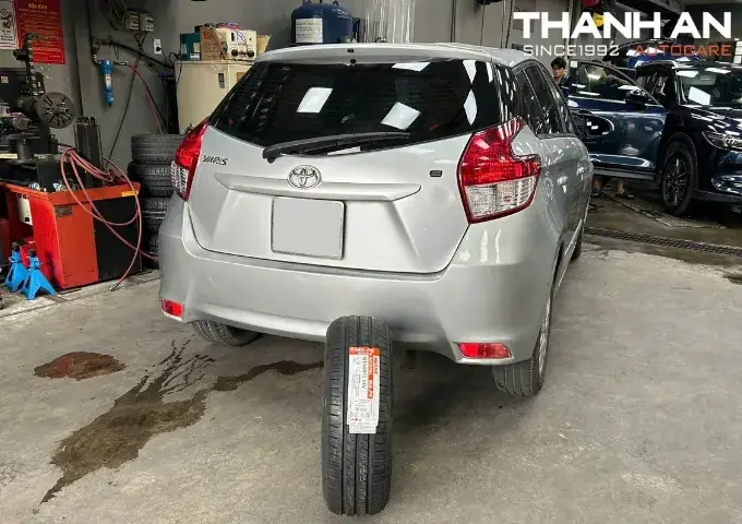 Cach Thay Lop Xe Toyota Yaris