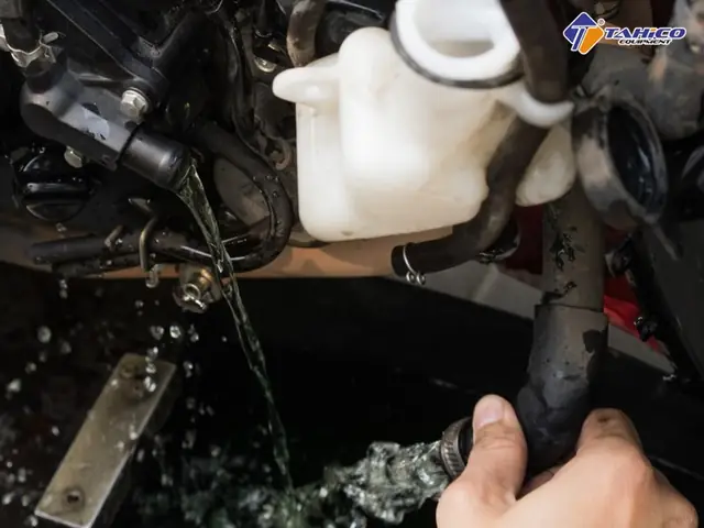 Châm Nước Làm Mát Trên Xe Toyota Châm Nước Làm Mát Trên Xe Toyota