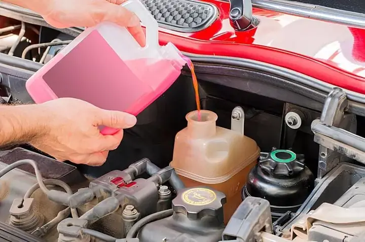 Châm Nước Làm Mát Trên Xe Toyota