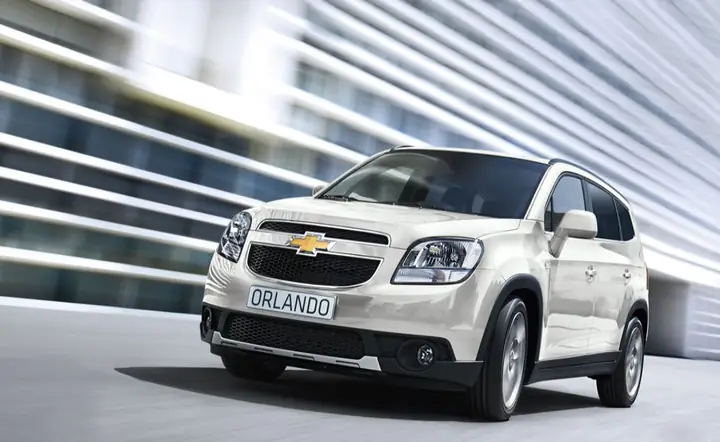 Chevrolet Orlando 2017 X Toyota Innova
