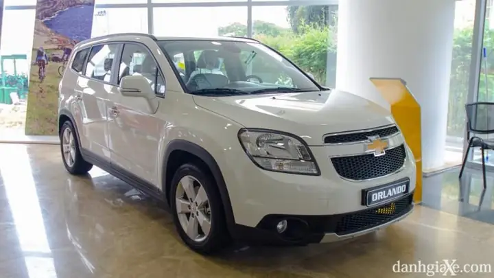 Chevrolet Orlando 2017 X Toyota Innova