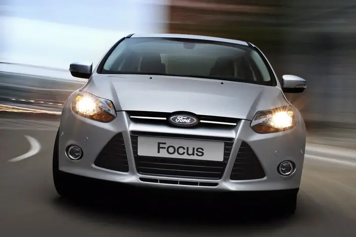 Chon Ford Focus Hay Toyota Altis