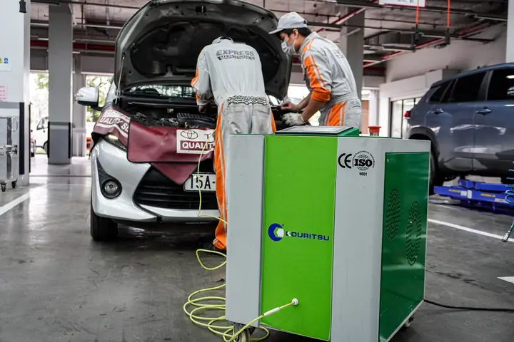 Có Nên Vệ Sinh Buồng Máy Xe Toyota