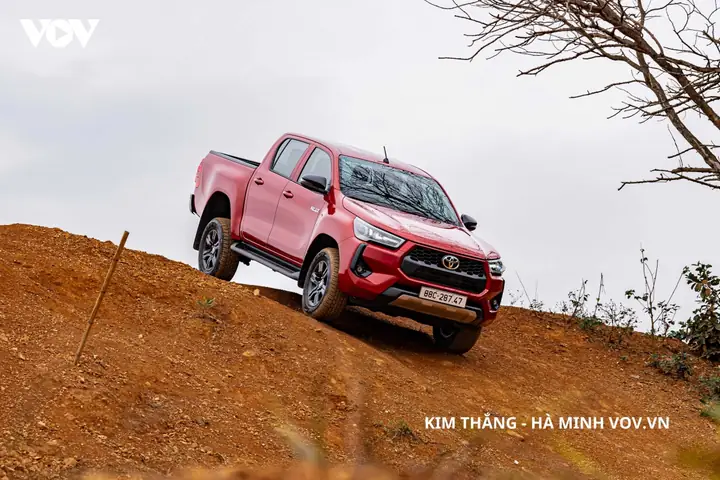 Danh Gia Toyota Hilux 2.4 At
