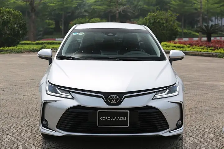 Gia Lan Banh Toyota Altis 2016
