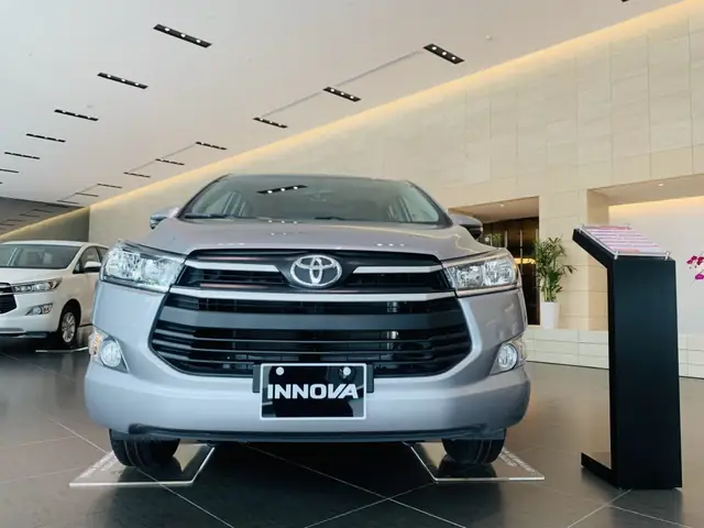 Giá Lăn Bánh Toyota Innova 2017