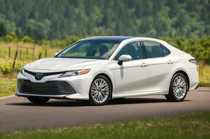 Giá Toyota Camry 2019 Nhập Thái