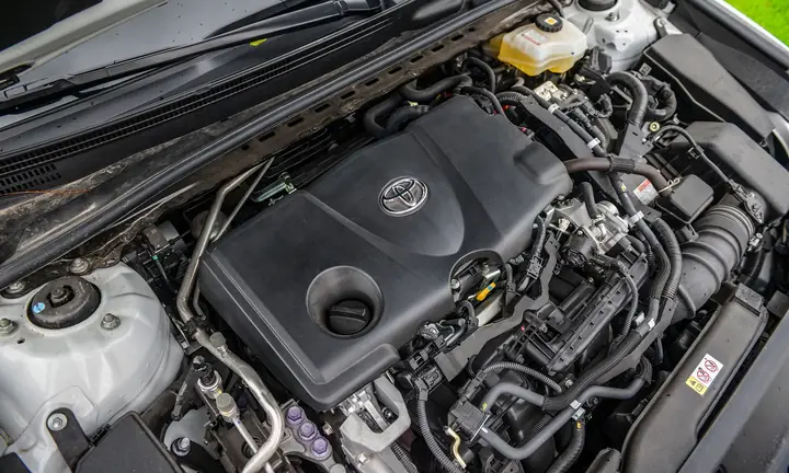 Hình Aảnh Vệ Sinh Khoang Động Cơ Toyota