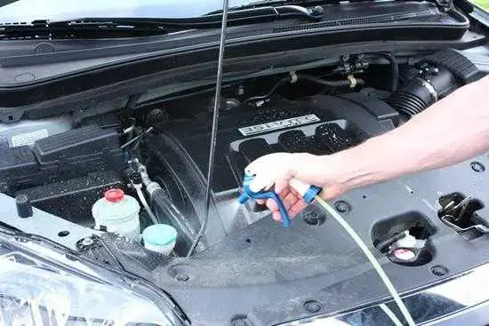 Hình Ảnh Vệ Sinh Khoang Động Cơ Toyota