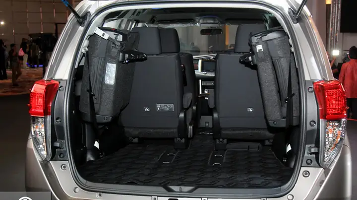 Khoang Hành Lý Toyota Innova 2016