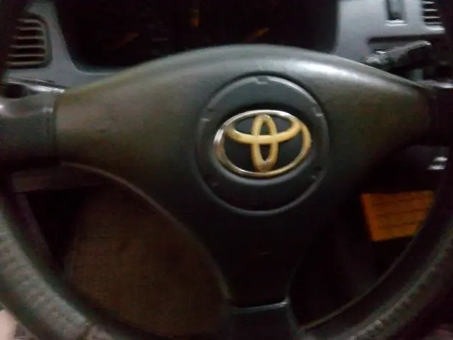 Logo Toyota Ở Trên Vô Lăng
