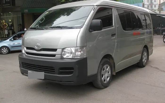 Nen Mua Toyota Hiace Hay Ford Transit