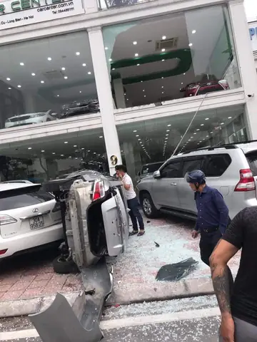 Rơi Xe Showroom Toyota Long Biên Rơi Xe Showroom Toyota Long Biên