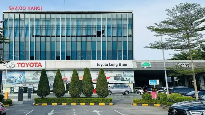 Rơi Xe Showroom Toyota Long Biên