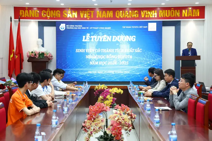 Sinh Viên Uneti Nhận Học Bổng Toyota Sinh Viên Uneti Nhận Học Bổng Toyota