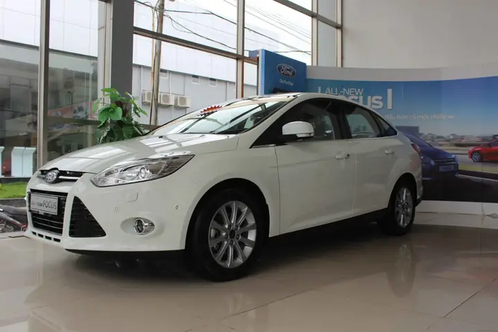 So Sanh Focus Titanium Và Toyota Altis