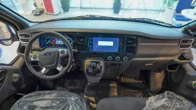 So Sanh Ford Transit Va Toyota Hiace