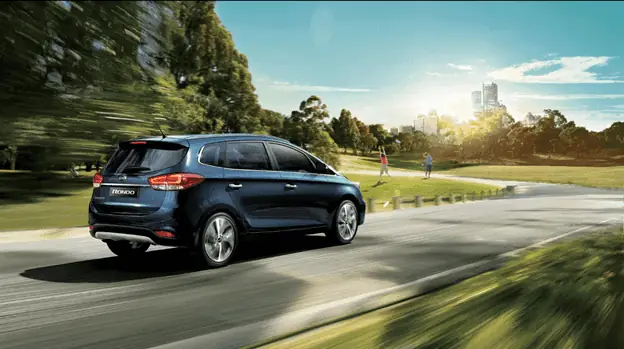 So Sanh Kia Rondo Va Toyota Innova