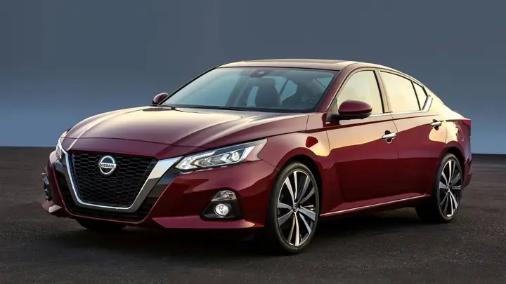 So Sanh Nissan Altima Voi Toyota Camry