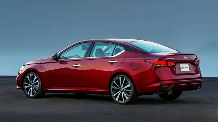 So Sanh Nissan Altima Voi Toyota Camry