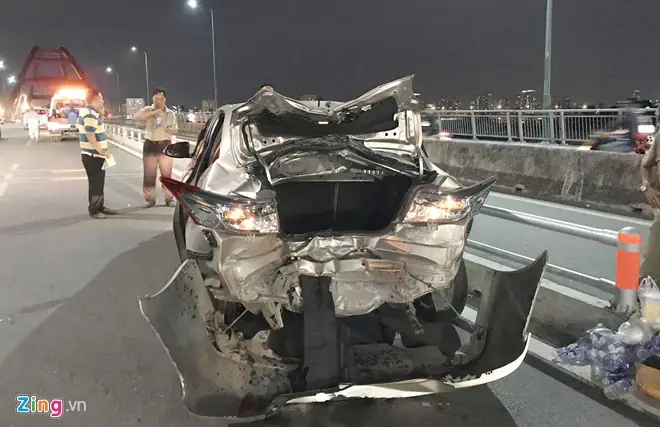 Thanh Niên Chạy Môtô Tông Toác Đuôi Toyota Vios Thanh Niên Chạy Môtô Tông Toác Đuôi Toyota Vios
