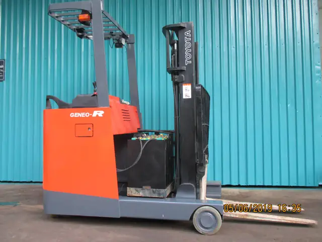 Thay Lốp Xe Toyota Forklift 7fbr18